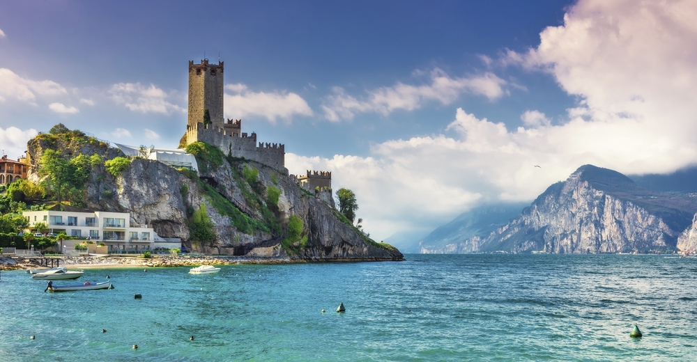 Alter Turm und Festung in der Altstadt von Malcesine am Gardasee