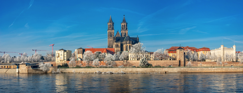 Panoramablick über die historische Innenstadt von Magdeburg im Winter