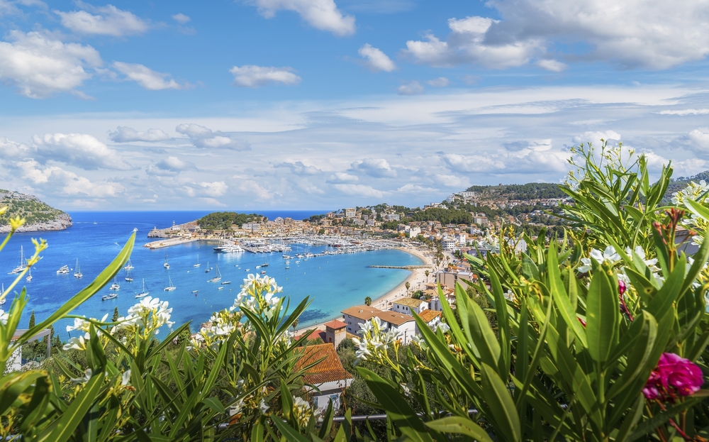 Hafen von Soller: ein atemberaubender Schnappschuss, in dem die von der UNESCO geschützten Tramuntana-Gebirge 