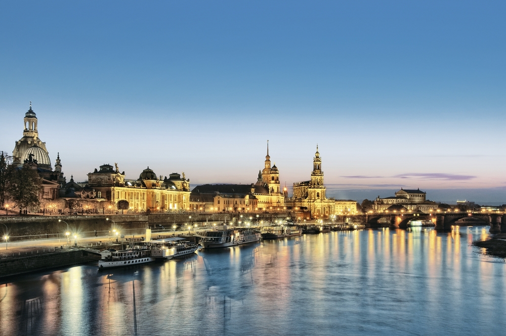 Skyline von Dresden bei Dämmerung