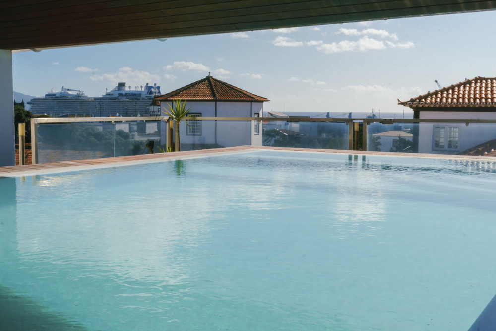 Pool auf der Terrasse des Hotel Talisman auf den Azoren