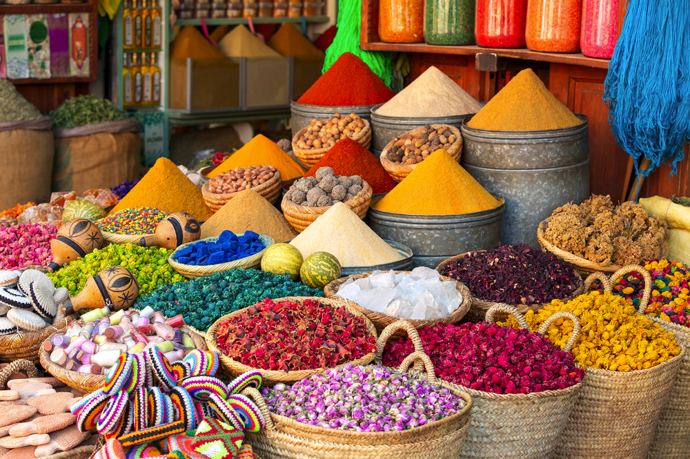 bunte Gewürze auf dem Souk-Markt in Marrakesch