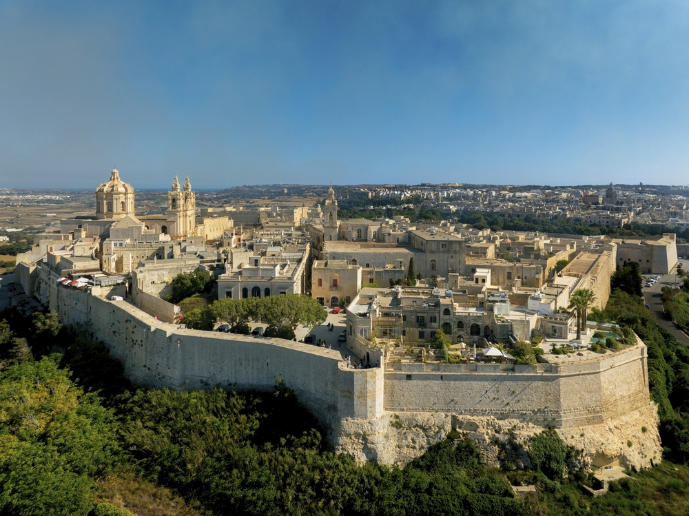 Panorama auf die Luftaufnahmen der Festung Mdina mit Blick auf Malta. Luftaufnahmen Blick auf Mdina Stadt. Country der alten Hauptstadt von Malta. Blauer Himmel und grüngelbe Felder