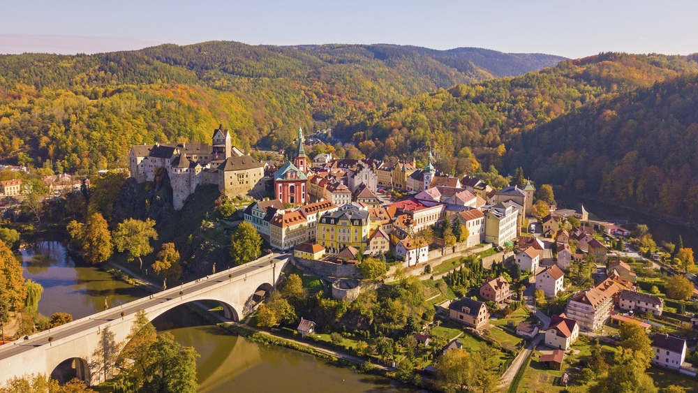 Luftansicht auf Loket in Tschechien