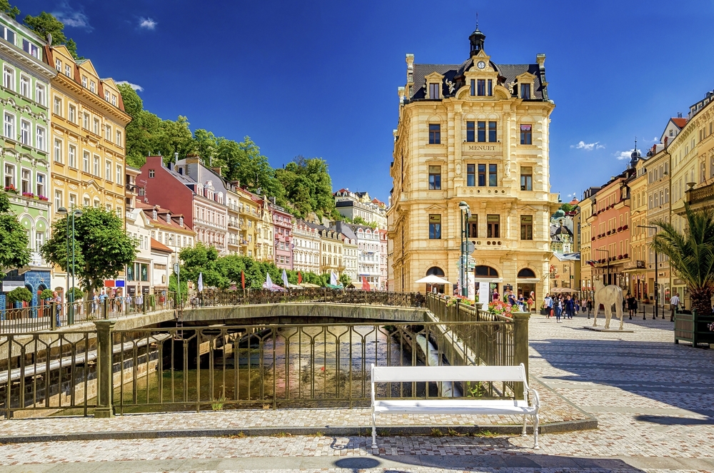 Kanal und hübsche Promenade in Karlsbad in der Tschechischen Republik