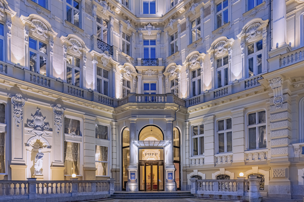 Außenansicht des Grandhotel Pupp auf Flussseite