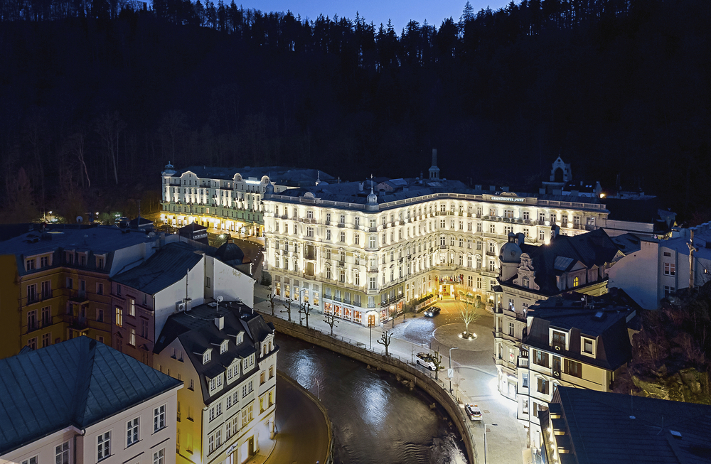 Außenansicht des Grandhotel Pupp bei Nacht
