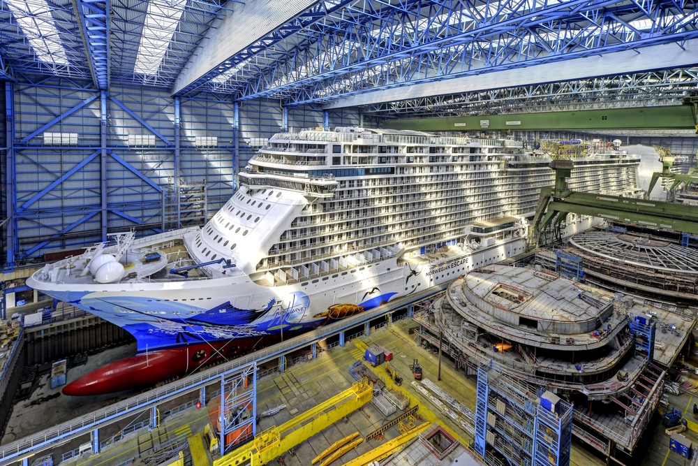 Kreuzfahrtschiff Norwegian Escape im Bau bei der Meyer Werft in Papenburg.