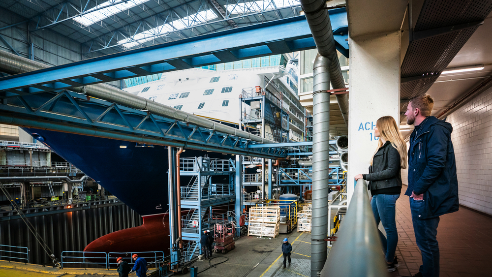 Schiff im Trockendock der Meyer Werft in Papenburg