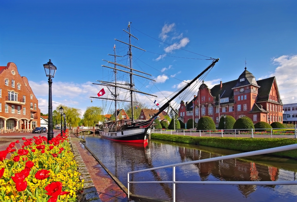 Segelschiff auf einem Kanal in Papenburg