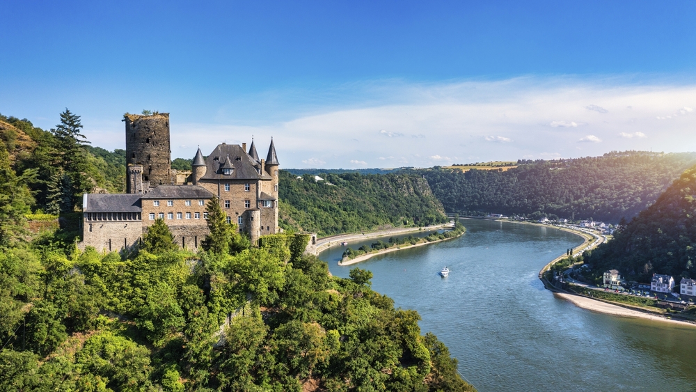 Schloss Katz und romantischer Rhein im Sommer bei Sonnenuntergang