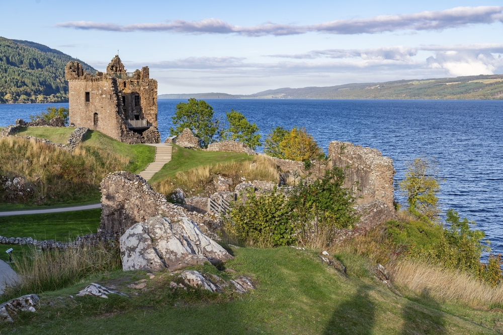 Urquhart Castle am Ufer von Loch Ness