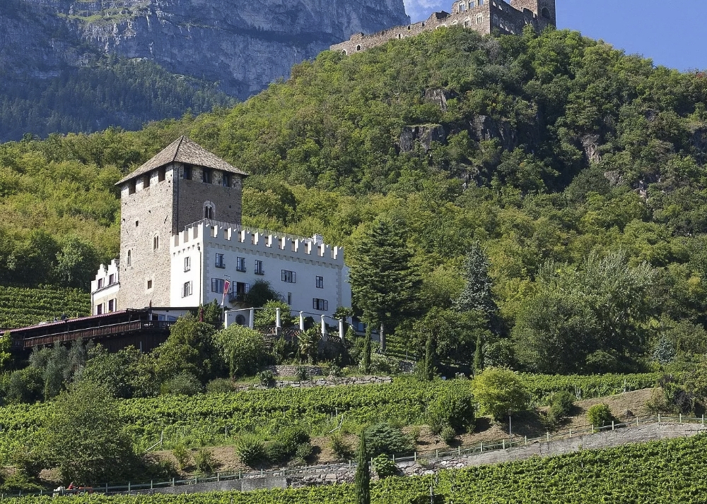 Aussenansicht des Schloss Hotel Korb, Südtirol, Italien